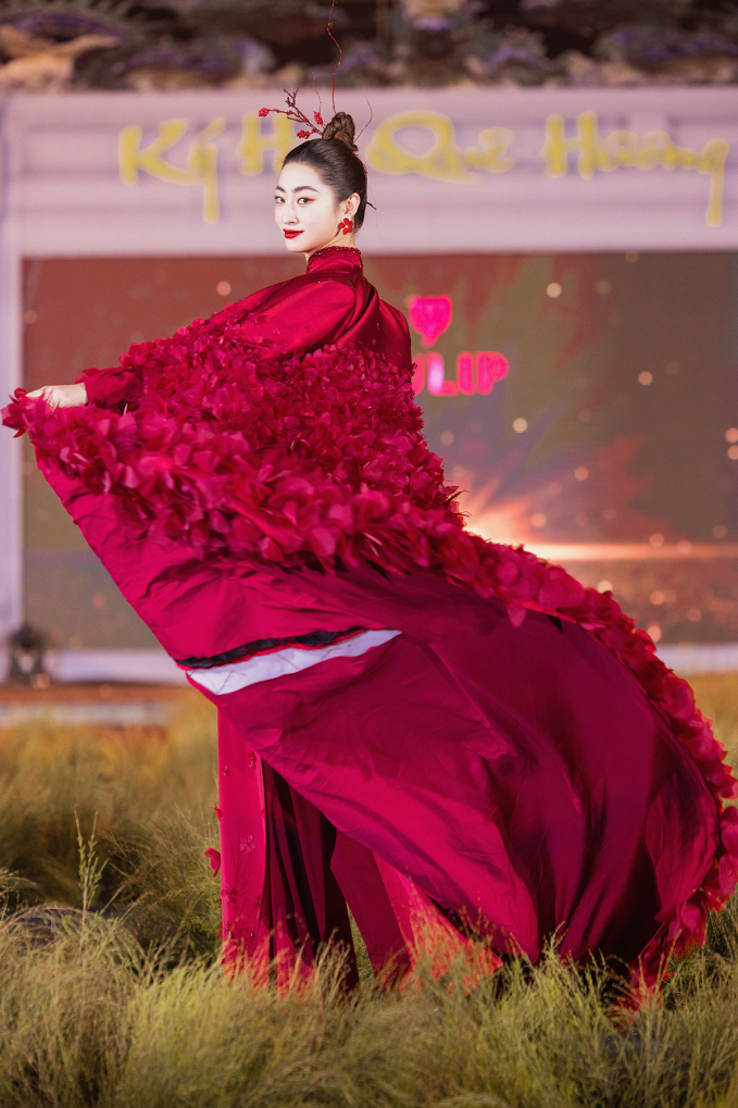 Hoa hậu Lương Thùy Linh diện áo dài, khoe vóc dáng yêu kiều sau 4 năm đăng quang Miss World Vietnam - Ảnh 2.
