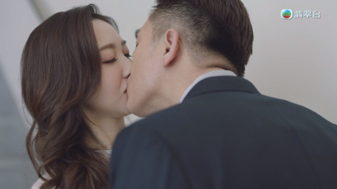 Sao nữ khiến bạn diễn "điêu đứng" với nụ hôn đầy mùi bánh tôm, cố tình ngăn chặn "sự cố" ngoài ý muốn? - Ảnh 2. Sao nữ khiến bạn diễn "điêu đứng" với nụ hôn đầy mùi bánh tôm, cố tình ngăn chặn "sự cố" ngoài ý muốn? - Ảnh 2.