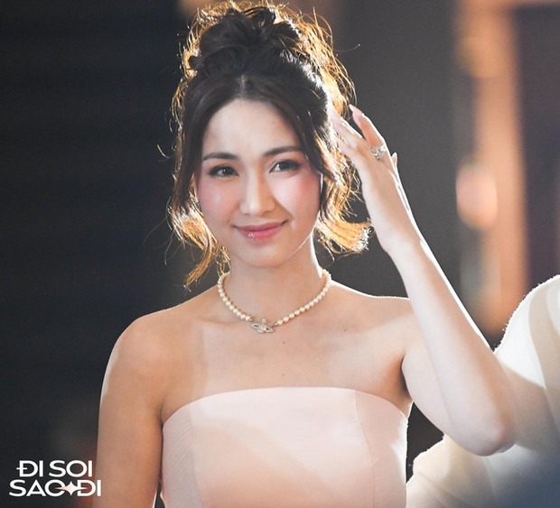 Tủ đồ ăn cưới của H&ograve;a Minzy: Bộ n&agrave;o nh&igrave;n cũng tinh tế m&agrave; kh&ocirc;ng hề lấn lướt c&ocirc; d&acirc;u- Ảnh 2.
