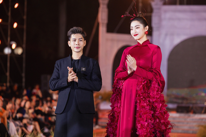 Hoa hậu Lương Thùy Linh diện áo dài, khoe vóc dáng yêu kiều sau 4 năm đăng quang Miss World Vietnam - Ảnh 5.