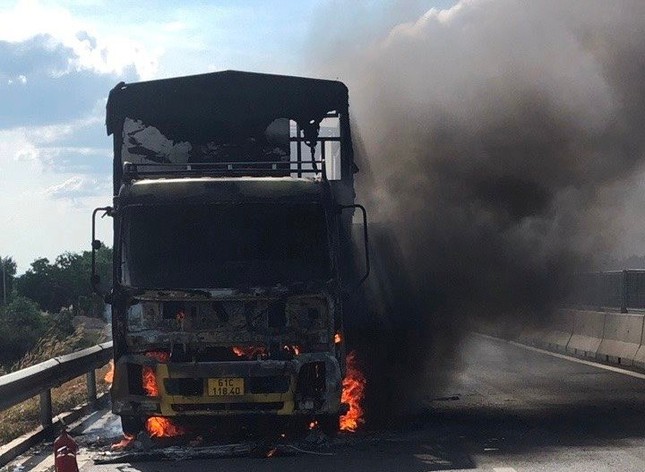 Xe tải bốc cháy ngùn ngụt trên cao tốc Vĩnh Hảo – Phan Thiết - Ảnh 1.
