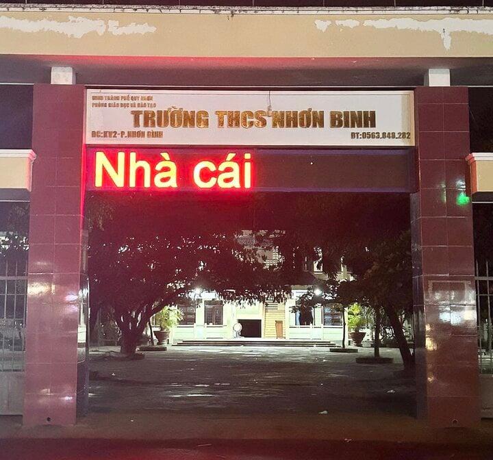 &quot;Dòng chữ lạ&quot; xuất hiện ở bảng LED trường học: Sở GD-ĐT Bình Định chỉ đạo khẩn - Ảnh 1.