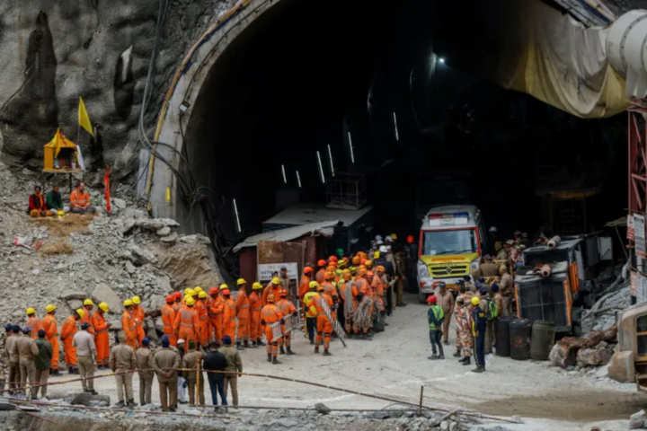 Hành trình giải cứu 41 công nhân mắc kẹt 16 ngày dưới hầm ở Ấn Độ - Ảnh 1.