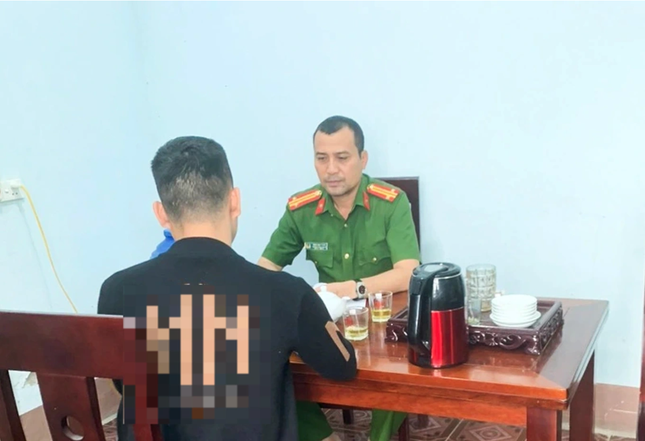 Công an kiên trì thuyết phục nam thanh niên bị kẻ lừa đảo thao túng tâm lý - Ảnh 1. Công an kiên trì thuyết phục nam thanh niên bị kẻ lừa đảo thao túng tâm lý - Ảnh 1.