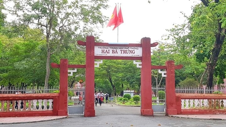 Nữ giáo viên bị &quot;cưỡng chế&quot; khỏi lớp học: Thông tin mới nhất - Ảnh 1.