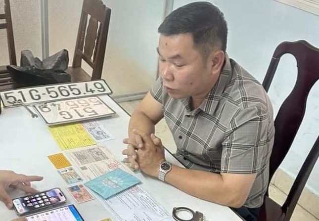 Đi ô tô biển xanh giả, "nổ" Đại tá công an để lừa đảo hàng tỷ đồng - Ảnh 1. Đi ô tô biển xanh giả, "nổ" Đại tá công an để lừa đảo hàng tỷ đồng - Ảnh 1.