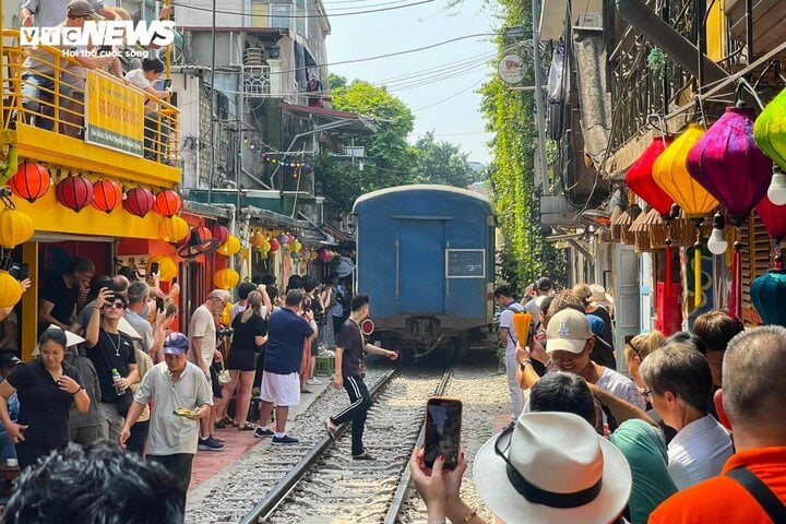 Nườm nượp khách du lịch check-in phố đường tàu &quot;mới mọc&quot; ở Hà Nội - Ảnh 14.