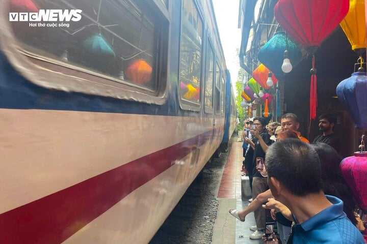 Nườm nượp khách du lịch check-in phố đường tàu "mới mọc" ở Hà Nội - Ảnh 13. Nườm nượp khách du lịch check-in phố đường tàu "mới mọc" ở Hà Nội - Ảnh 13.