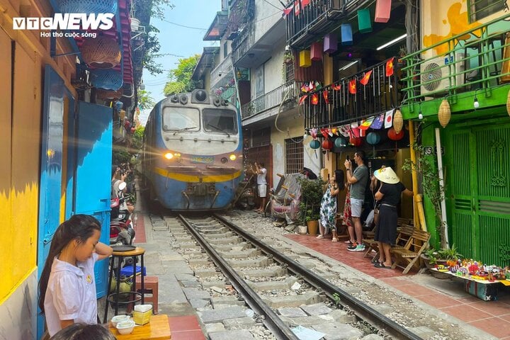 Nườm nượp khách du lịch check-in phố đường tàu &quot;mới mọc&quot; ở Hà Nội - Ảnh 12.