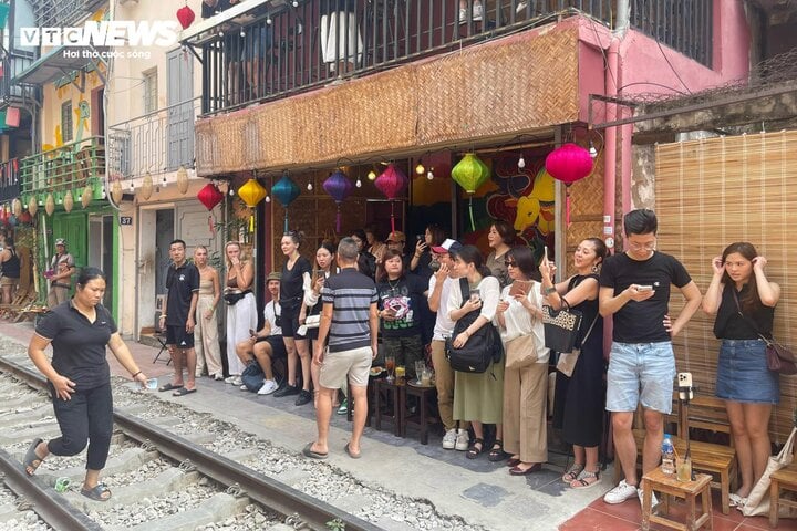 Nườm nượp khách du lịch check-in phố đường tàu "mới mọc" ở Hà Nội - Ảnh 11. Nườm nượp khách du lịch check-in phố đường tàu "mới mọc" ở Hà Nội - Ảnh 11.