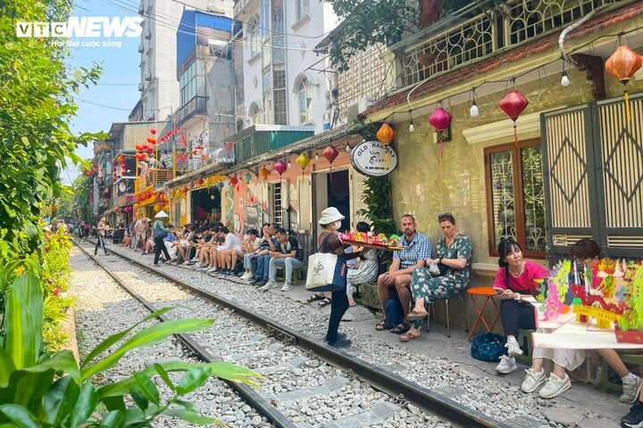 Nườm nượp khách du lịch check-in phố đường tàu "mới mọc" ở Hà Nội - Ảnh 2. Nườm nượp khách du lịch check-in phố đường tàu "mới mọc" ở Hà Nội - Ảnh 2.