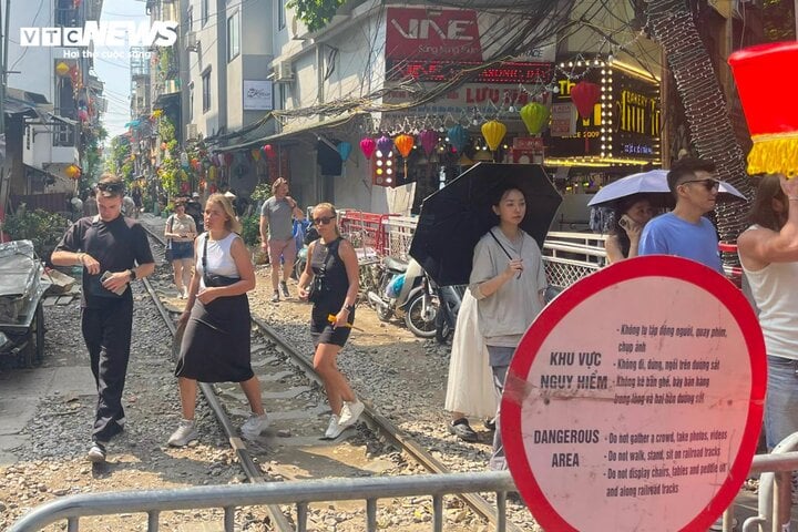 Nườm nượp khách du lịch check-in phố đường tàu &quot;mới mọc&quot; ở Hà Nội - Ảnh 3.