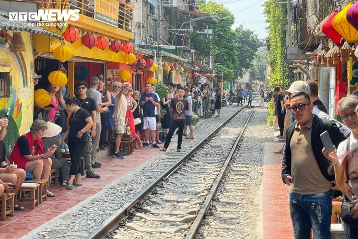 Nườm nượp khách du lịch check-in phố đường tàu "mới mọc" ở Hà Nội - Ảnh 1. Nườm nượp khách du lịch check-in phố đường tàu "mới mọc" ở Hà Nội - Ảnh 1.