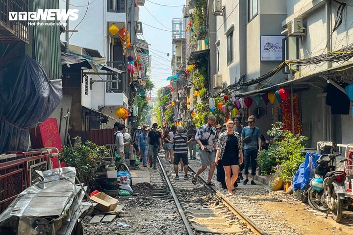 Nườm nượp khách du lịch check-in phố đường tàu "mới mọc" ở Hà Nội - Ảnh 8. Nườm nượp khách du lịch check-in phố đường tàu "mới mọc" ở Hà Nội - Ảnh 8.