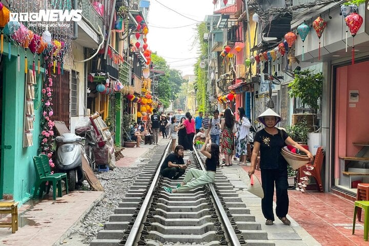 Nườm nượp khách du lịch check-in phố đường tàu "mới mọc" ở Hà Nội - Ảnh 9. Nườm nượp khách du lịch check-in phố đường tàu "mới mọc" ở Hà Nội - Ảnh 9.
