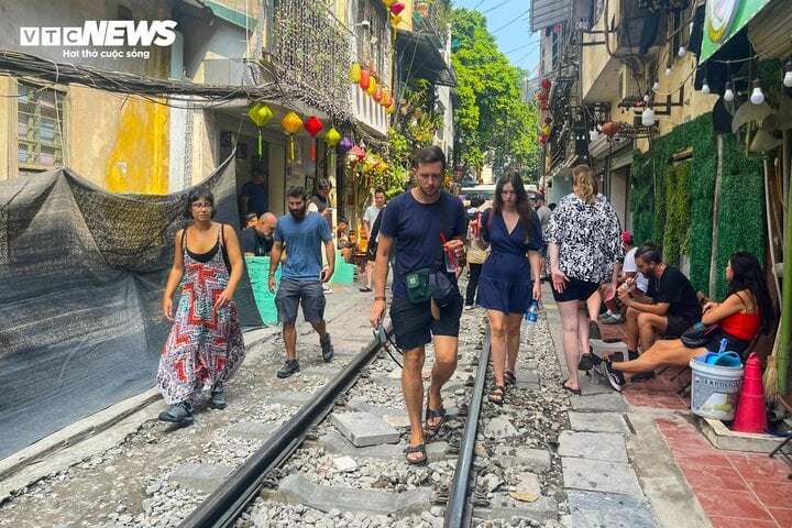 Nườm nượp khách du lịch check-in phố đường tàu "mới mọc" ở Hà Nội - Ảnh 15. Nườm nượp khách du lịch check-in phố đường tàu "mới mọc" ở Hà Nội - Ảnh 15.
