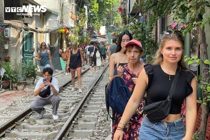 Nườm nượp khách du lịch check-in phố đường tàu "mới mọc" ở Hà Nội - Ảnh 4. Nườm nượp khách du lịch check-in phố đường tàu "mới mọc" ở Hà Nội - Ảnh 4.