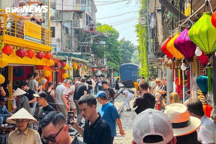Nườm nượp khách du lịch check-in phố đường tàu "mới mọc" ở Hà Nội - Ảnh 10. Nườm nượp khách du lịch check-in phố đường tàu "mới mọc" ở Hà Nội - Ảnh 10.