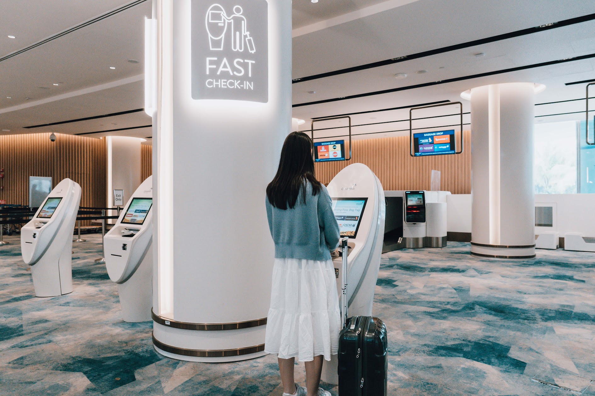 Sân bay Changi tái mở cửa nhà ga T2, nội khu hiện đại, đầy hơi thở thiên nhiên khiến tín đồ du lịch nhấp nhổm!  - Ảnh 1.