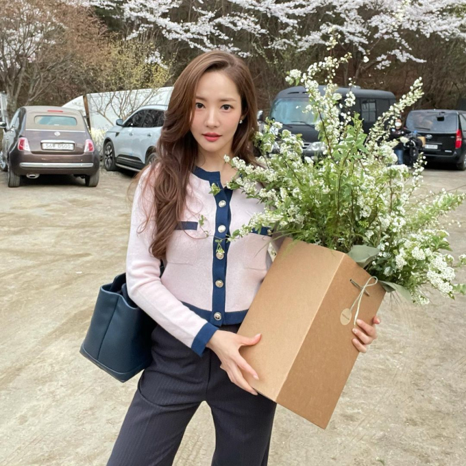 Tủ đồ thu của Park Min Young có quá trời item xinh xắn, chị em đừng ngần ngại sắm theo - Ảnh 2.