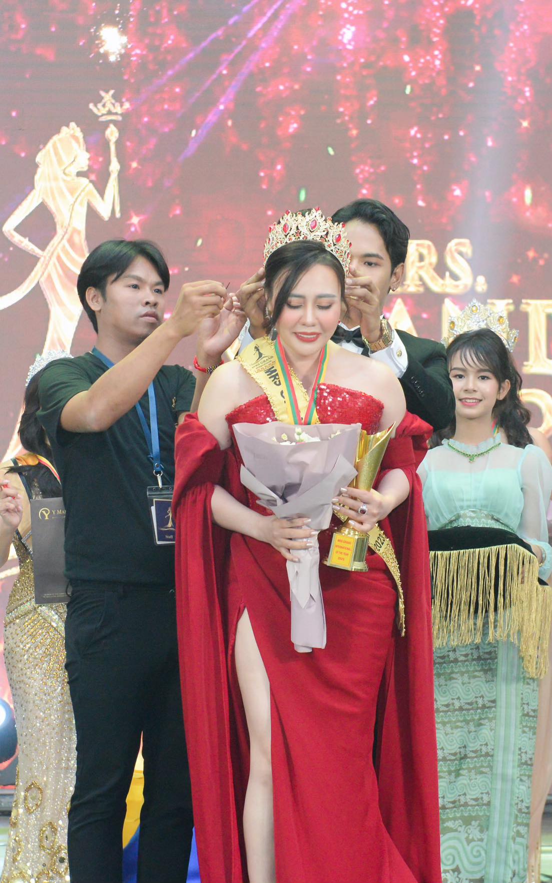 Hoa hậu Phan Kim Oanh vừa final-walk xong lại nhận thêm 1 năm nhiệm kỳ Mrs Grand International - Ảnh 2.