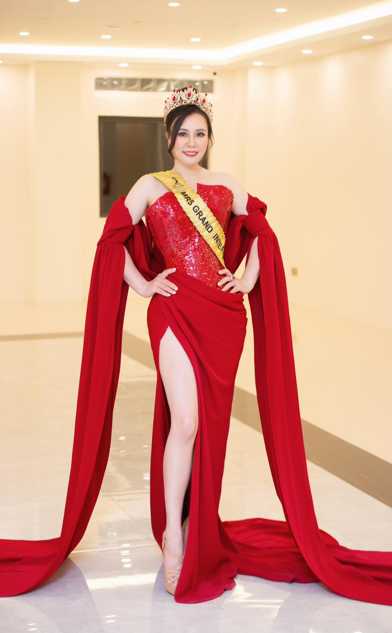 Hoa hậu Phan Kim Oanh vừa final-walk xong lại nhận thêm 1 năm nhiệm kỳ Mrs Grand International - Ảnh 1.