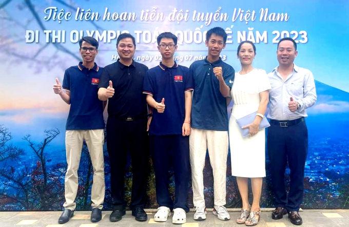 Những đôi anh em ruột &quot;đỉnh&quot; nhất năm: Cặp cùng giật HCV Olympic Toán quốc tế, cặp dắt tay nhau vào Harvard - Ảnh 2.