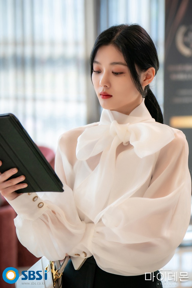 Style sang nức nở của Kim Yoo Jung trong phim mới: Xứng danh mỹ nhân mặc đẹp nhất màn ảnh Hàn đợt này - Ảnh 1.