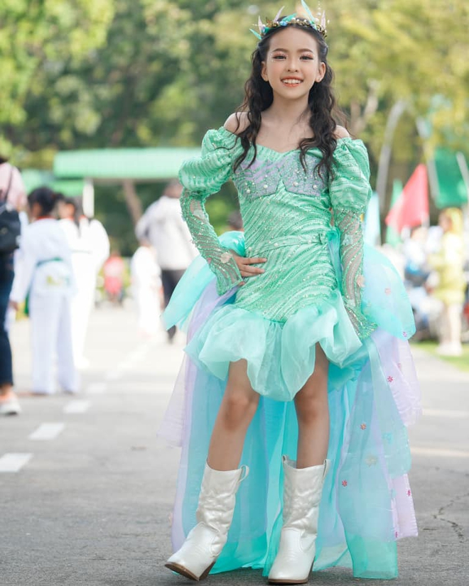 Cô bé gây sốt MXH vì quá xinh trong hội thao trường, hoá ra là cháu gái của cố danh hài đình đám này - Ảnh 2. Cô bé gây sốt MXH vì quá xinh trong hội thao trường, hoá ra là cháu gái của cố danh hài đình đám này - Ảnh 2.