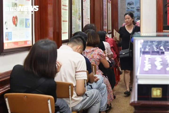 Người mua vàng miếng lỗ 2,4 triệu đồng/lượng chỉ trong 1 ngày - Ảnh 1. Người mua vàng miếng lỗ 2,4 triệu đồng/lượng chỉ trong 1 ngày - Ảnh 1.