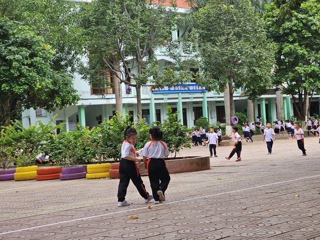 Vụ ch&egrave;n tiếng Anh li&ecirc;n kết v&agrave;o tiết ch&iacute;nh kh&oacute;a: Sở Gi&aacute;o dục chỉ đạo g&igrave;? - Ảnh 2.