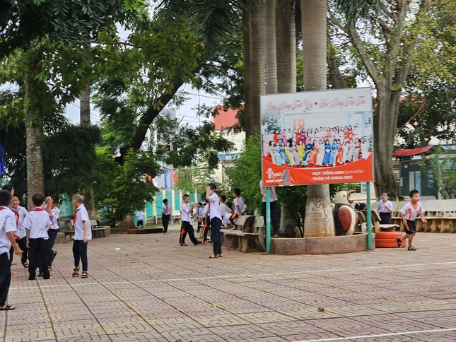 Vụ ch&egrave;n tiếng Anh li&ecirc;n kết v&agrave;o tiết ch&iacute;nh kh&oacute;a: Sở Gi&aacute;o dục chỉ đạo g&igrave;? - Ảnh 1.