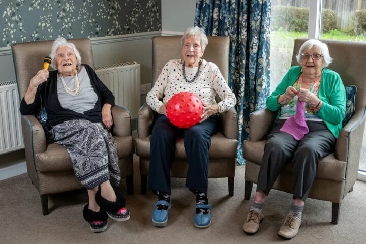 3 cụ bà hơn 100 tuổi tiết lộ bí quyết sống lâu: Giữ một món đồ chơi bên mình - Ảnh 1.