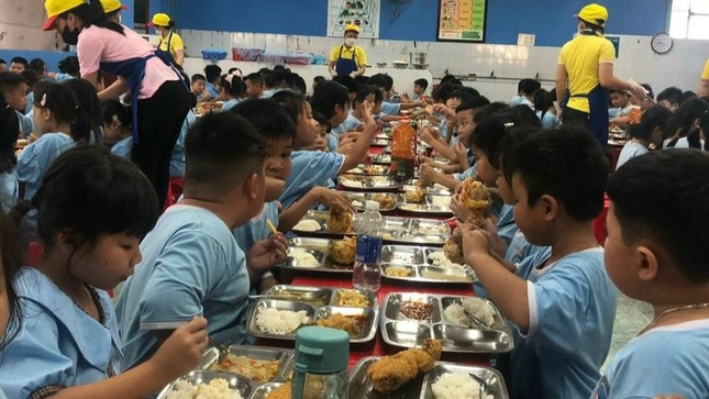 6 trường học ở TPHCM tổ chức lại bữa ăn bán trú từ đầu tuần sau - Ảnh 1.