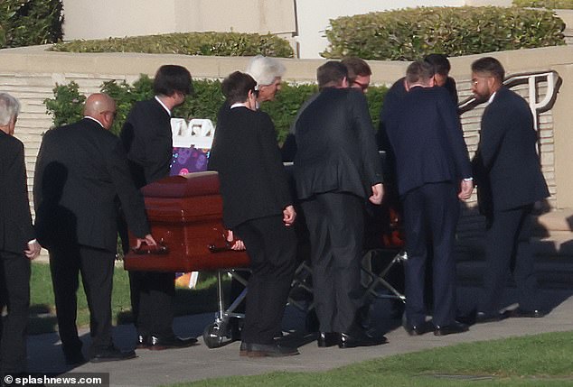 Đám tang Matthew Perry: Dàn sao “Friends” có mặt từ sớm để nói lời từ biệt cuối cùng tới bạn thân - Ảnh 4.