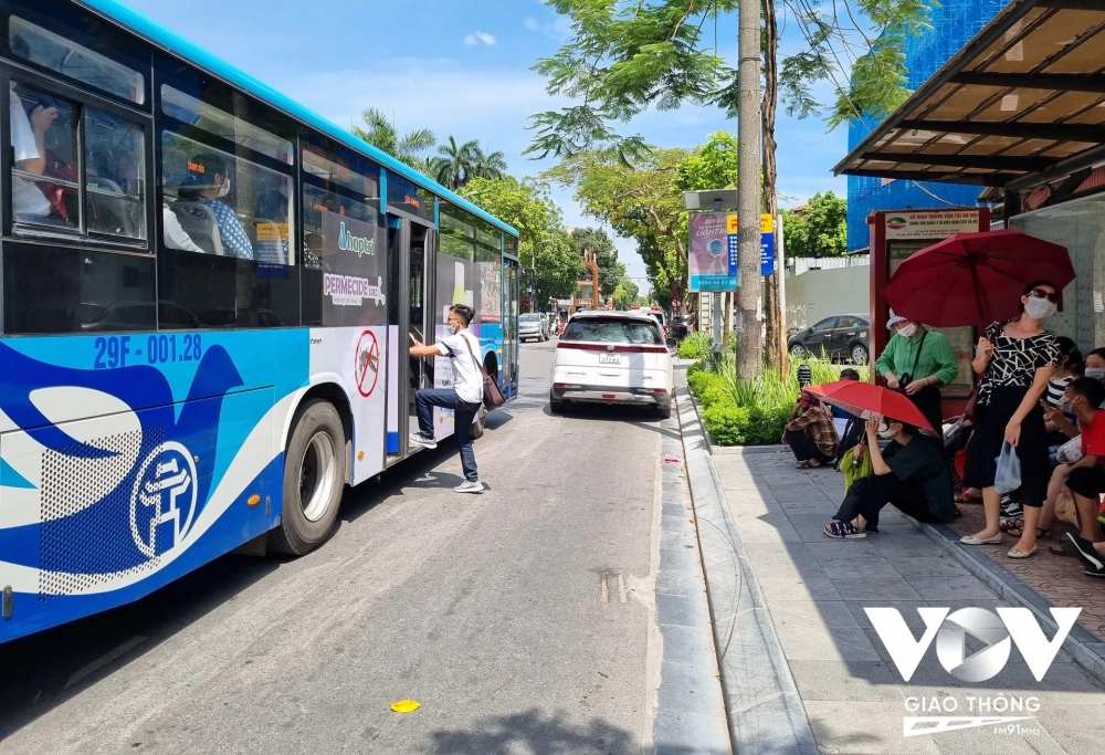 V&igrave; sao H&agrave; Nội đề xuất tăng gi&aacute; v&eacute; xe bu&yacute;t? - Ảnh 1.