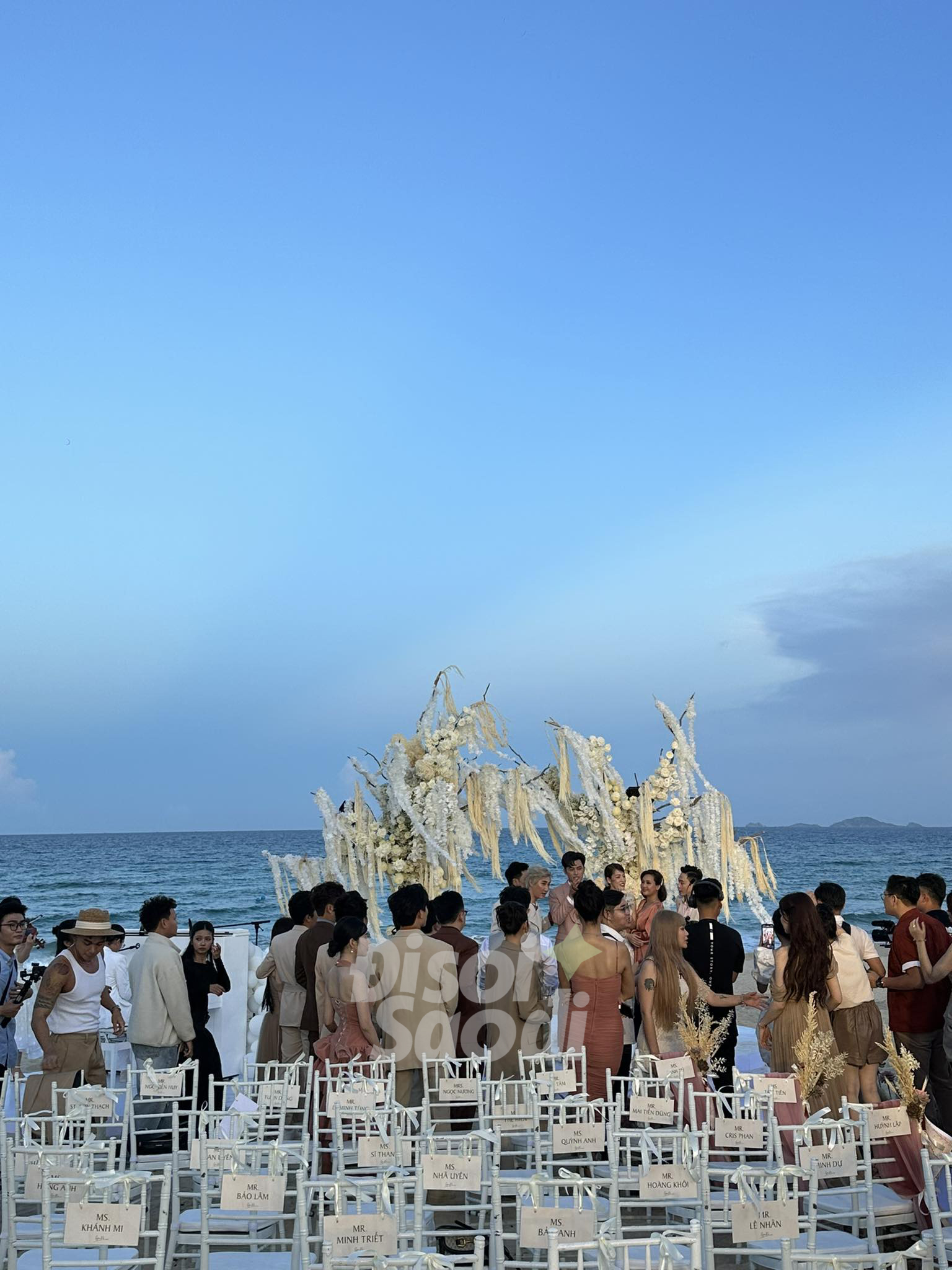 Puka và Gin Tuấn Kiệt lộ diện tại đám cưới: Cô dâu chụp vội vẫn xinh, loạt khoảnh khắc lầy lội bên dàn sao Vbiz - Ảnh 7.