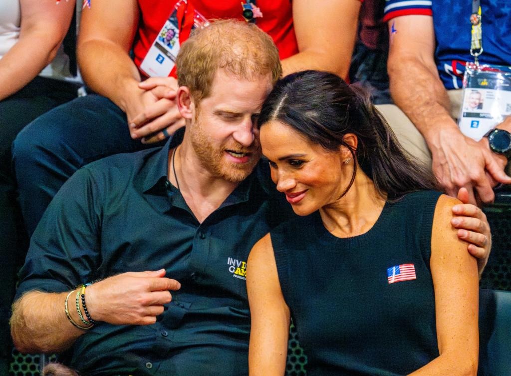 Harry và Meghan Markle có thể đang &quot;bất đồng&quot; vì quan điểm khác nhau về kiếm tiền - Ảnh 2.