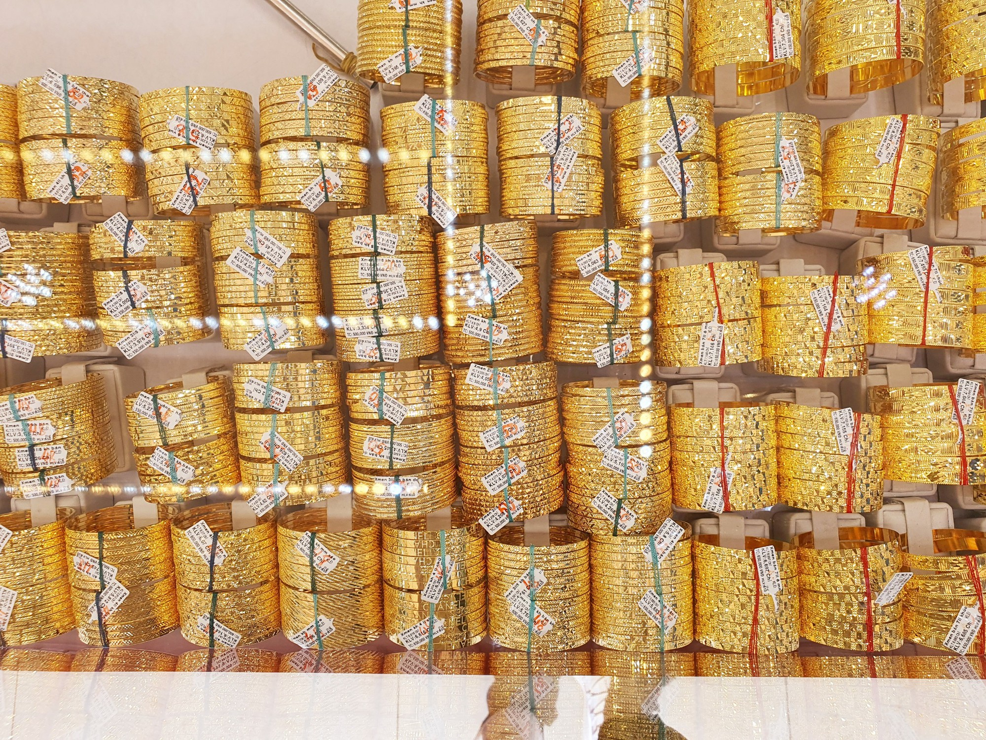 Giá vàng nhẫn 24K lại nhảy vọt - Ảnh 2. Giá vàng nhẫn 24K lại nhảy vọt - Ảnh 2.