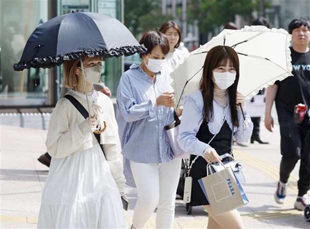 Thủ đô Tokyo của Nhật Bản ghi nhận mức nhiệt cao kỷ lục trong 141 ngày liên tiếp - Ảnh 1. Thủ đô Tokyo của Nhật Bản ghi nhận mức nhiệt cao kỷ lục trong 141 ngày liên tiếp - Ảnh 1.