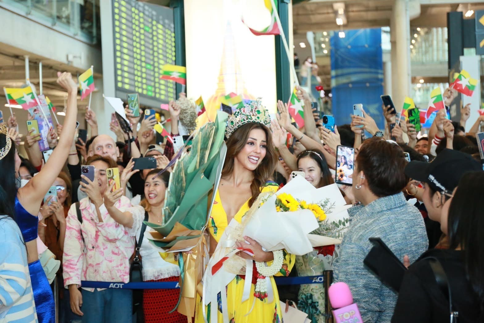 Hoa hậu Hòa bình Thái Lan bị fan Myanmar xô ngã ở sân bay - Ảnh 2.