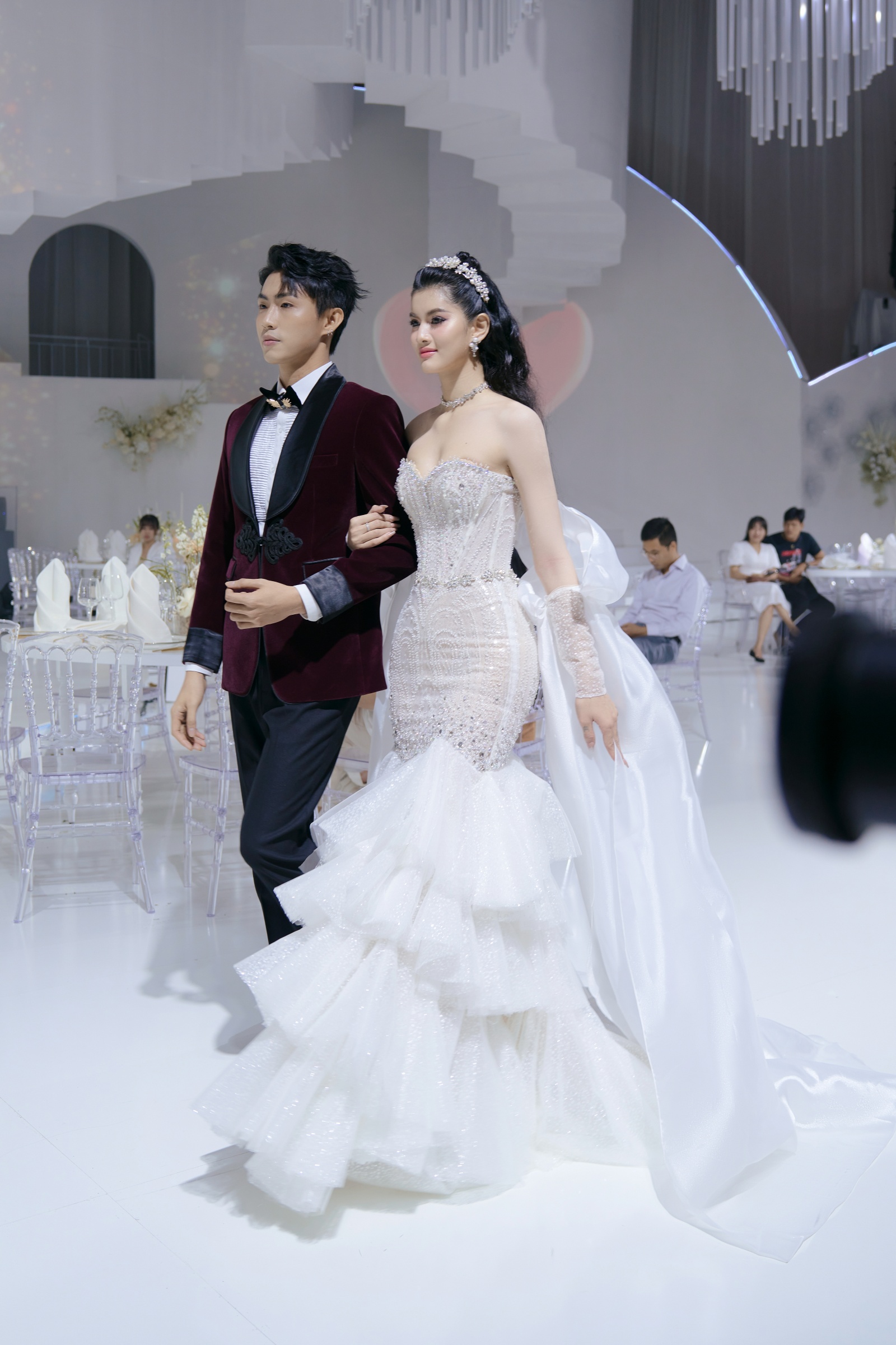 Hoa hậu Đỗ Mỹ Linh diện váy cưới đính viên kim cương trị giá 1 triệu USD