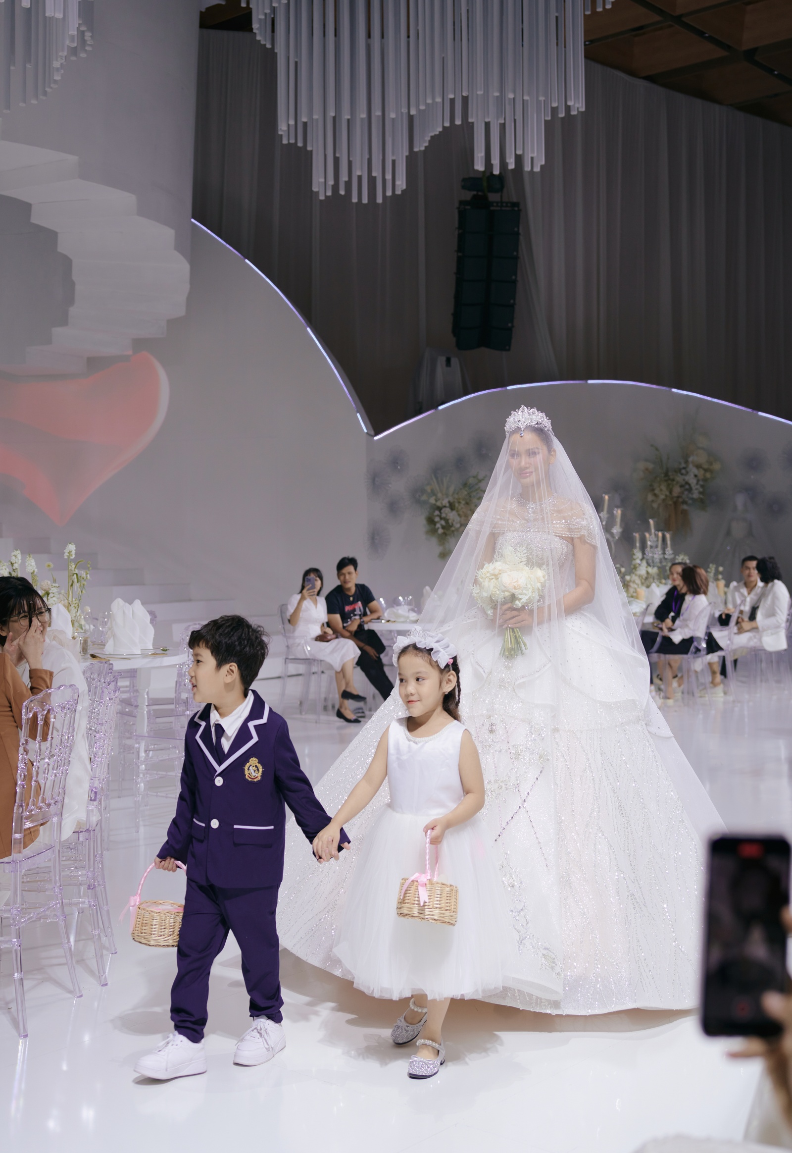 Cận cảnh chiếc váy lộng lẫy hơn 20 tỷ đồng của cô dâu 18 tuổi vợ streamer  Xemesis: Đính 6 viên kim cương khổng lồ, thiết kế phong cách hoàng gia, chân