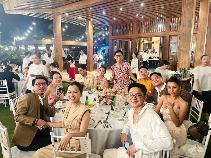 Tiệc tối đám cưới Puka - Gin Tuấn Kiệt: Hòa Minzy buộc váy "quẩy" bất chấp, dàn sao Vbiz hết hóa trang đến "đại chiến" hồ bơi - Ảnh 5. Tiệc tối đám cưới Puka - Gin Tuấn Kiệt: Hòa Minzy buộc váy "quẩy" bất chấp, dàn sao Vbiz hết hóa trang đến "đại chiến" hồ bơi - Ảnh 5.
