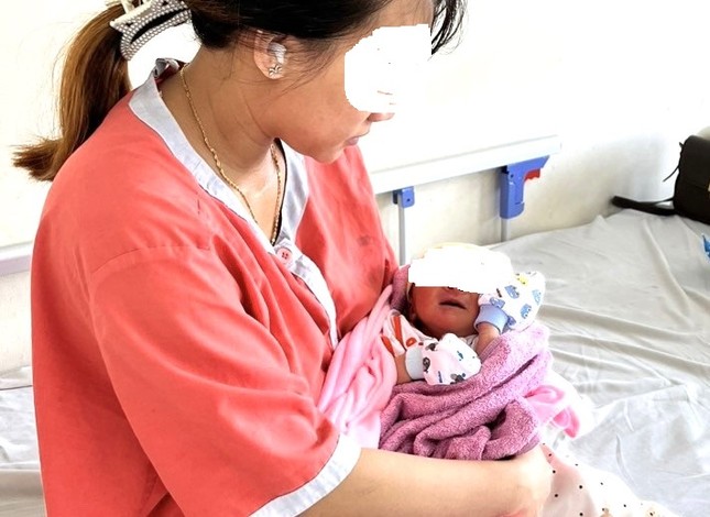 Nghi bắt cóc trong bệnh viện ở Bình Dương: Sản phụ kể lại lúc bé sơ sinh bị người mặc áo blouse bế đi - Ảnh 1. Nghi bắt cóc trong bệnh viện ở Bình Dương: Sản phụ kể lại lúc bé sơ sinh bị người mặc áo blouse bế đi - Ảnh 1.