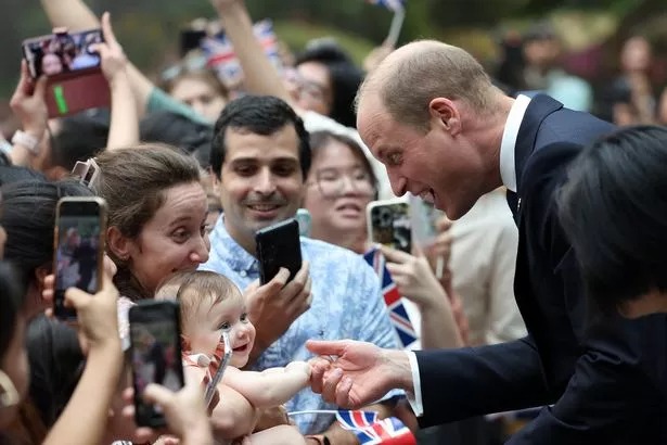 Thân vương William đã tới Singapore, được chào đón bằng khoảnh khắc đáng yêu đầy bất ngờ - Ảnh 3.