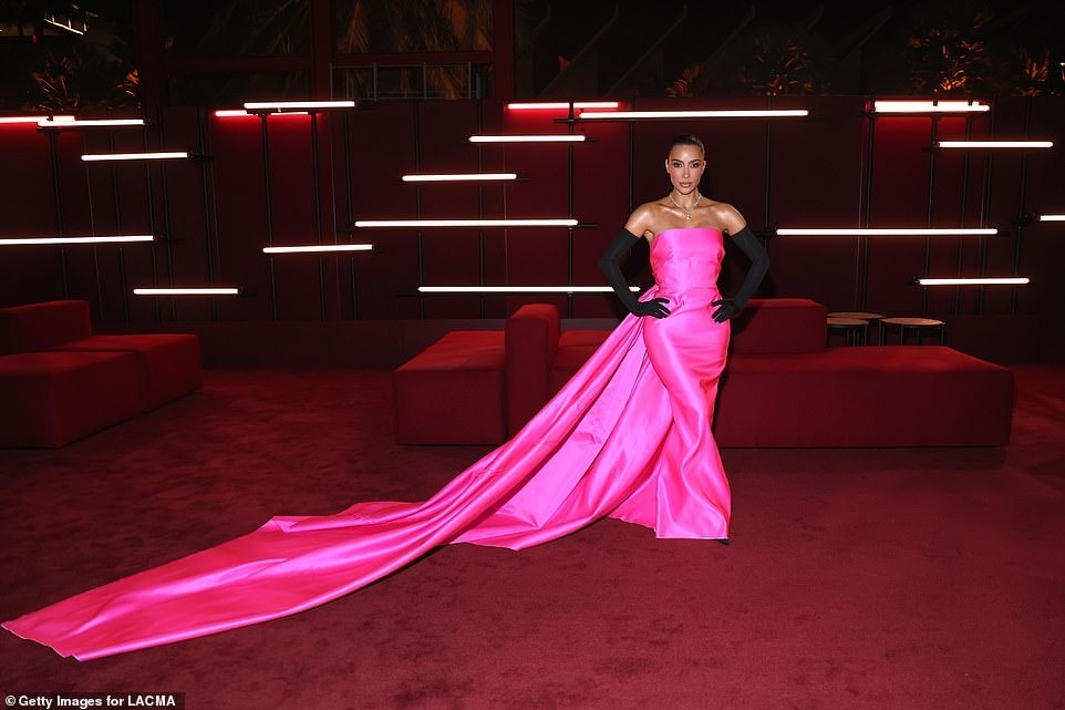 Kim Kardashian, Jennifer Lopez khoe sắc quyến rũ tại dạ tiệc của Gucci - Ảnh 1.