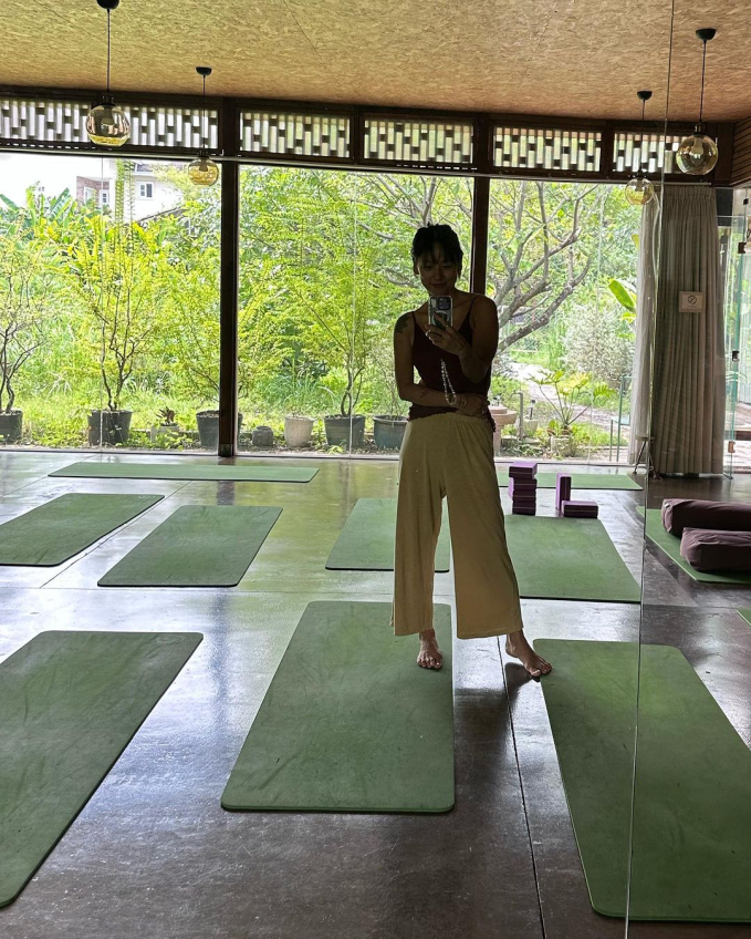 “Nữ hoàng gợi cảm” Lee Hyori sang Việt Nam diễn, tranh thủ mở luôn lớp dạy yoga khiến fans &quot;đứng ngồi không yên&quot; - Ảnh 2.
