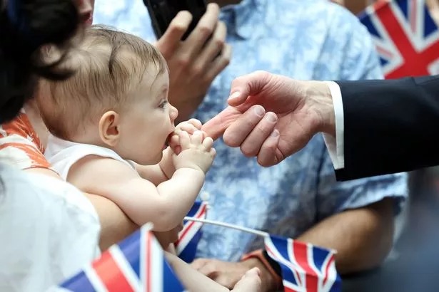 Thân vương William đã tới Singapore, được chào đón bằng khoảnh khắc đáng yêu đầy bất ngờ - Ảnh 2.