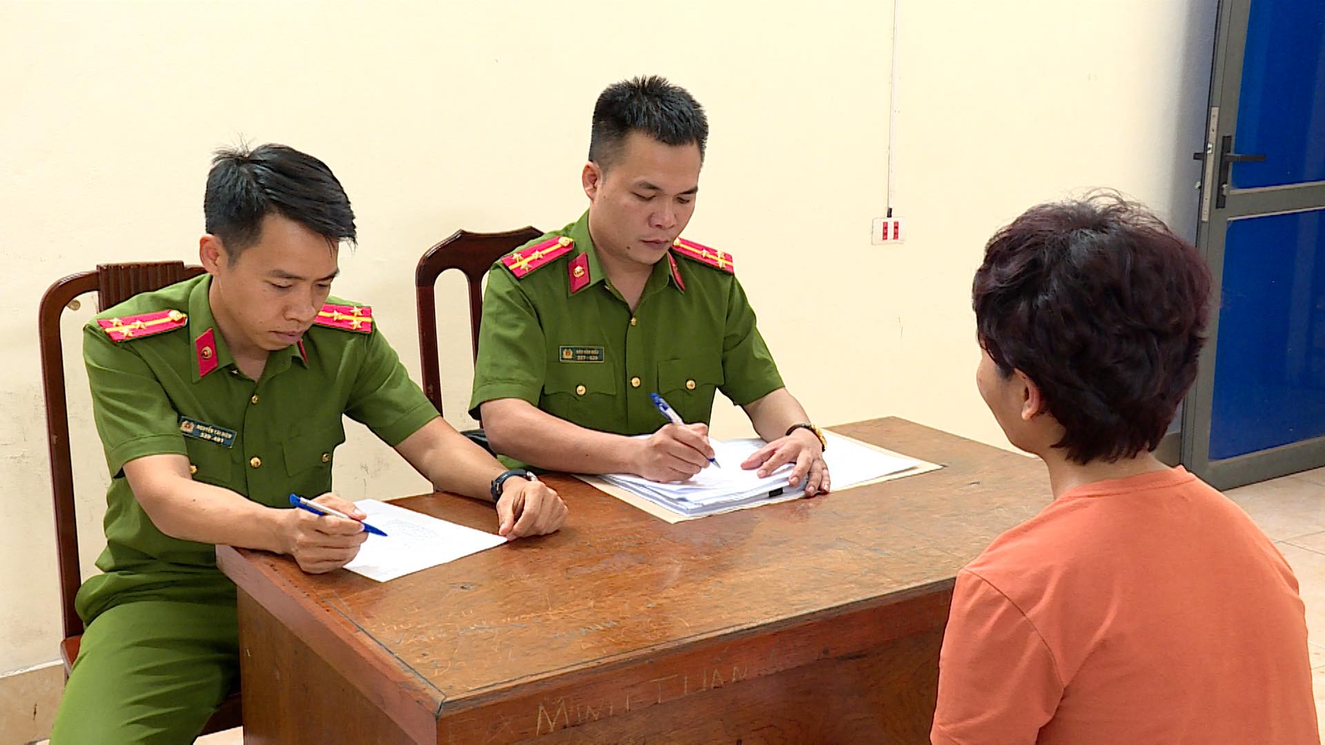 Bắc Ninh: Tạm giữ cô gái lừa đảo bằng chiêu trò &quot;bùa ngải&quot; - Ảnh 1.